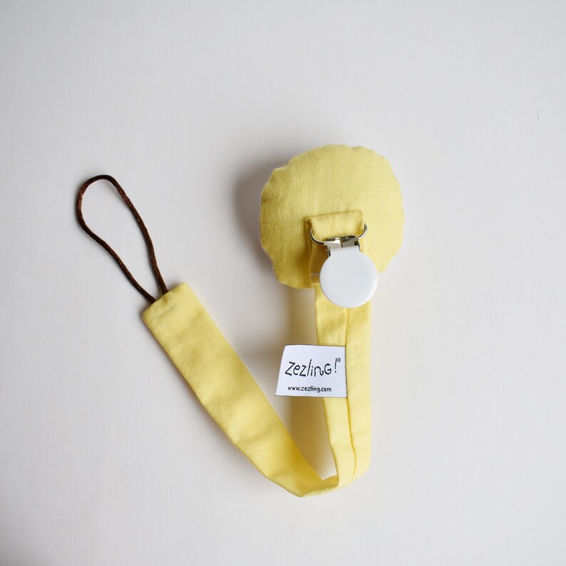 Chupetero Llama en tela | ZUPETA | acessorios de diseño bebé | porta chupetes en tela | chupetero amarillo y blanco | portapipo textil imagen 7