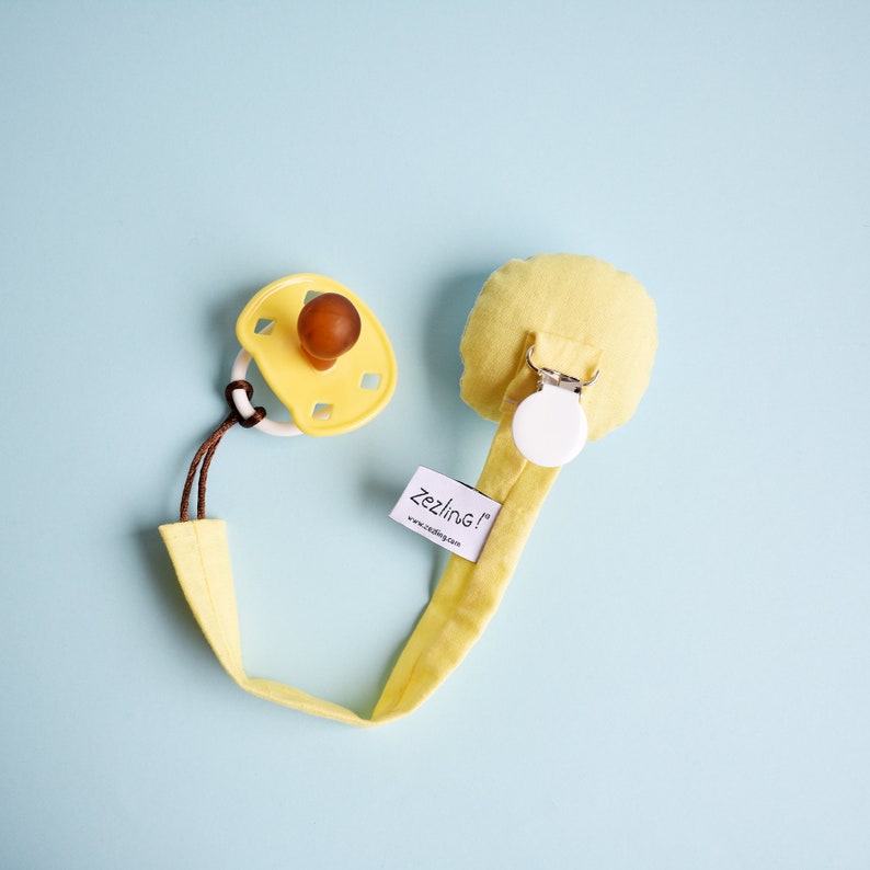 Chupetero Llama en tela | ZUPETA | acessorios de diseño bebé | porta chupetes en tela | chupetero amarillo y blanco | portapipo textil imagen 2