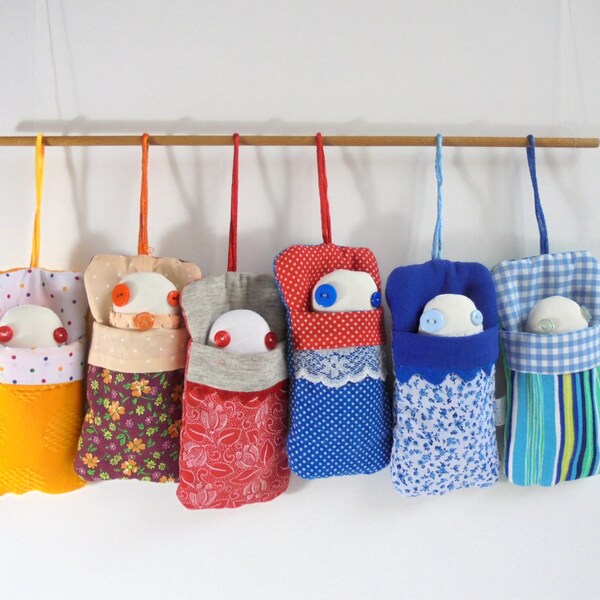 Sonajero bebe en saco de dormir | Zé bebe: juguete de bebe | decoración de dormitório | muñeco de tela bebé dormiendo | rojo y azul