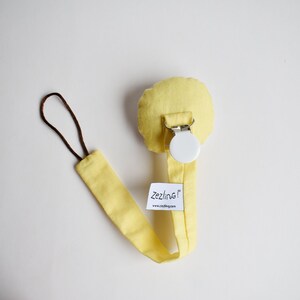 Chupetero Llama en tela | ZUPETA | acessorios de diseño bebé | porta chupetes en tela | chupetero amarillo y blanco | portapipo textil imagen 3