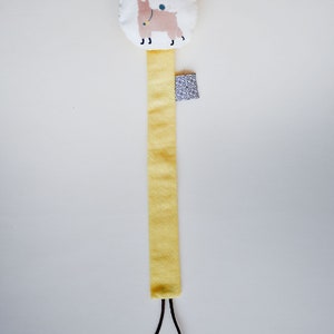 Chupetero Llama en tela | ZUPETA | acessorios de diseño bebé | porta chupetes en tela | chupetero amarillo y blanco | portapipo textil imagen 9