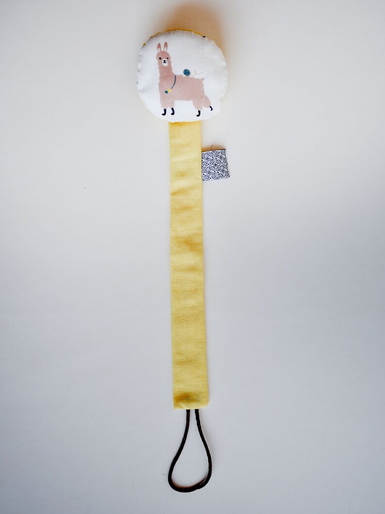 Chupetero Llama en tela | ZUPETA | acessorios de diseño bebé | porta chupetes en tela | chupetero amarillo y blanco | portapipo textil imagen 9