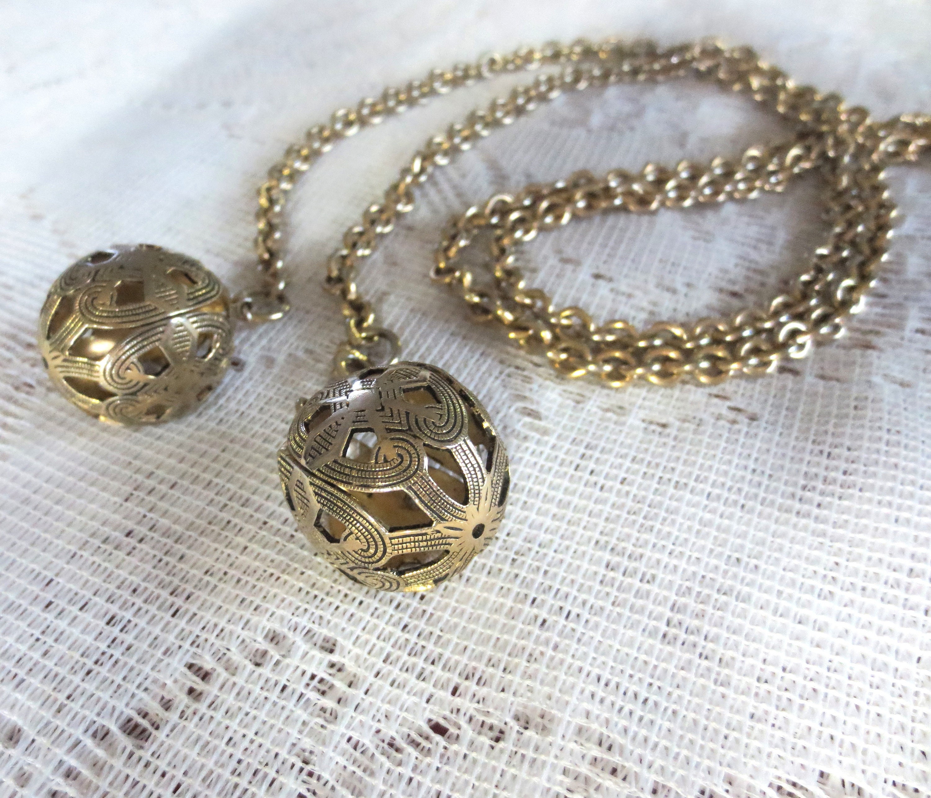 Mid-century CHAIN NECKLACE Gold Tone FILIGREE Ball Drops  display picture 2