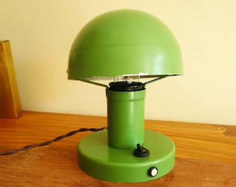 Bonita lámpara de mesa regulable en forma de hongo de la Bauhaus de aluminio de los años 40.