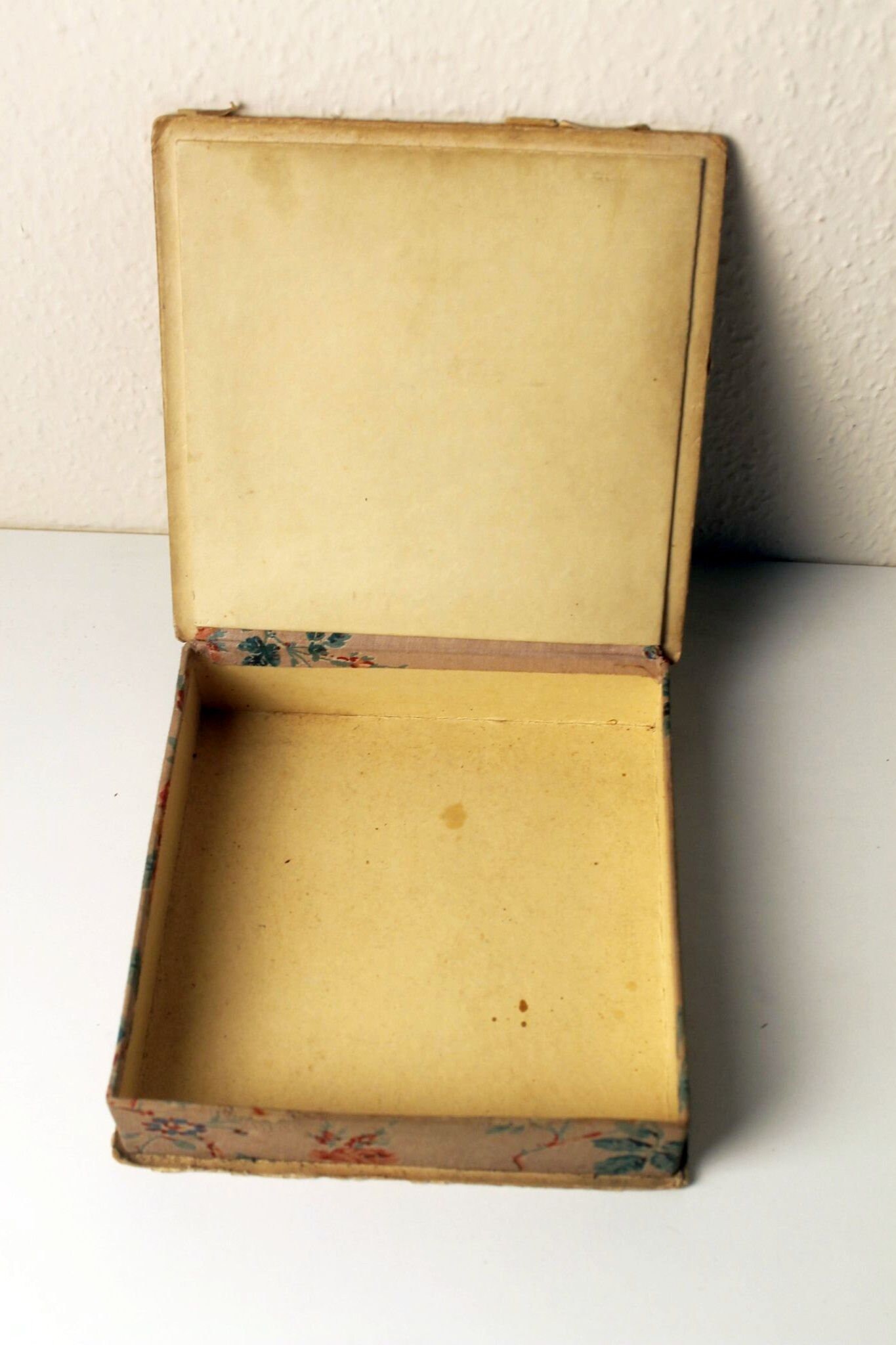 Antique 1910s Art Nouveau Paper Box Gift Box Boudoire Paper