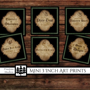 Könnte beinhalten: Sechs druckbare quadratische Kunstdrucke mit einer Seitenlänge von 7,6 cm, die Etiketten im Vintage-Stil mit fantasievollen Namen wie "Tinktur der Schatten", "Pixie Dust", "Einhorn Horn", "Feen-Tintenkappe", "Meerjungfrauen Tränen" und "Schuppe des Drachen" zeigen.