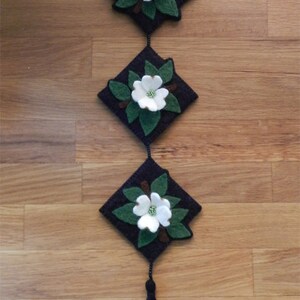 Dogwood Wall Hanging - Woolfelt - E-Pattern