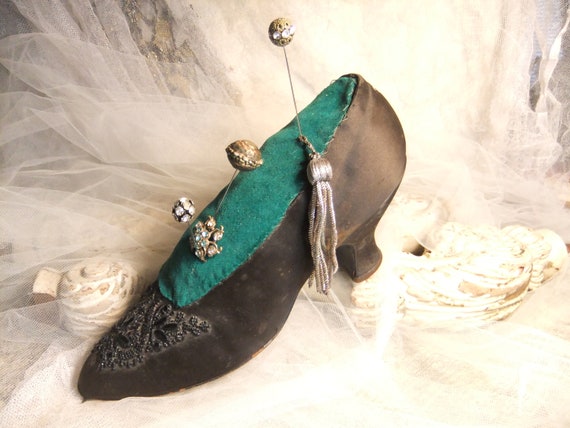 Antique Edwardian Shoe Pincushion: 1910s Velvet Display