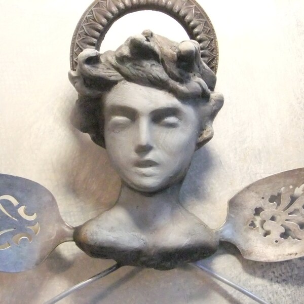 Querubín, Dios de la cocina, Ángel arte, objetos encontrados, empañó plata Halo, Angel de pared, comedor Deidad, plata Vintage