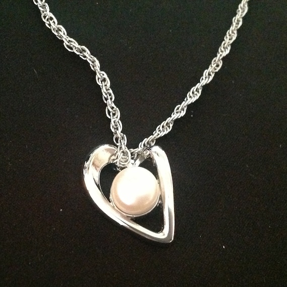 Vintage Genuine Fresh Water Pearl /Heart Necklace - image 1