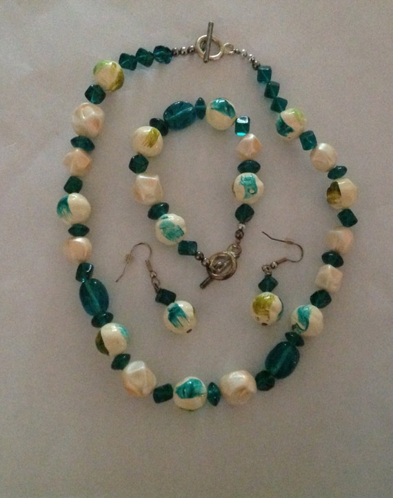 Vintage Lucite Beaded Necklace, Bracelet & Earrin… - image 2