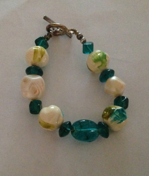 Vintage Lucite Beaded Necklace, Bracelet & Earrin… - image 4