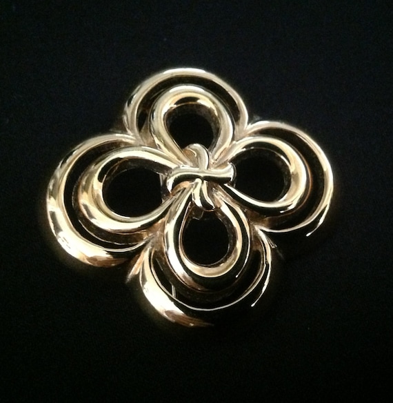 Vintage Monet Brooch. (Signed Monet)
