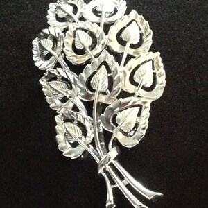 Vintage CORO Flower/Leaf Brooch. (Signed)