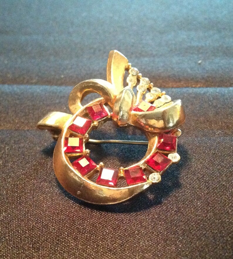 Red Ribbon Broche Vintage Circular Ribbon Brooch W/ Ruby Red Rhinestones Brooch - Etsy