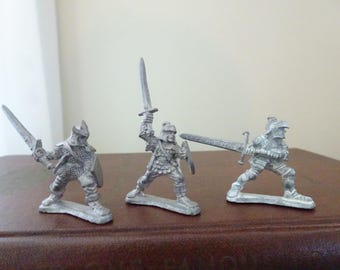 Juego de 3 figuras vintage de plomo de Dungeons and Dragons: Guerrero, Paladín y Caballero.