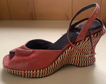 Scarpe da donna Jazz anni '80 in pelle rossa con punta aperta, cinturino incrociato, suola con plateau multicolore e tacco a zeppa da 4 pollici, taglia 7,5