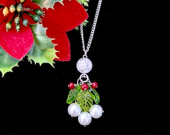 Christmas Jewelry Rockabilly necklace - "A Kiss Under the Mistletoe" 1940s 1950s necklace - vintage pearl Necklace Vintage Jewelry Christmas