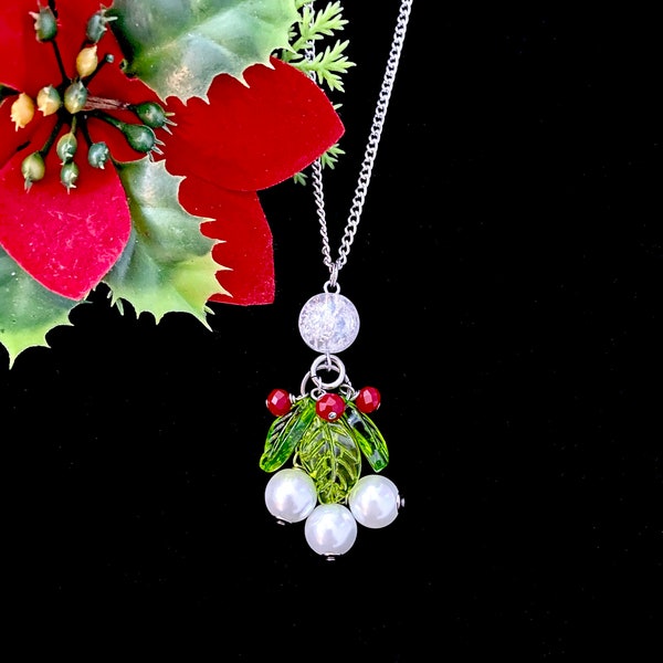 Christmas Jewelry Rockabilly necklace - "A Kiss Under the Mistletoe" 1940s 1950s necklace - vintage pearl Necklace Vintage Jewelry Christmas