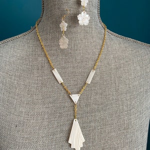 1920s Style Necklaces     Miss Fisher 1920s Art Deco necklace set made from Mother of Pearl Downton Abbey Flapper 1920s earrings Great Gatsby Vintage 1920s jewelry $59.07 AT vintagedancer.com