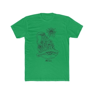 Pode incluir: Camiseta verde com uma ilustração em preto e branco de um olho com flores crescendo dele. O sol brilha acima do olho e uma mão rega as flores. O texto "Shroomsgarden" está abaixo do olho.