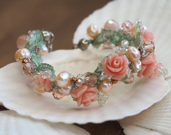 Bracelet avec roses, bracelet perles d'eau douce, bracelet perlé, bracelet fleur, bijoux roses, bijoux uniques, bracelet fleuri