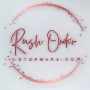 Może przedstawiać: Różowe i białe logo z tekstem "Rush Order" w ozdobnym, pisanym odręcznie stylu. Logo jest otoczone różowym okręgiem na białym tle. Tekst "mytorhans.com" znajduje się pod logo.