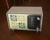 Mod 1970 39 s Zenith White Green AM FM Solid State Transistor Table Top Radio Flower Power