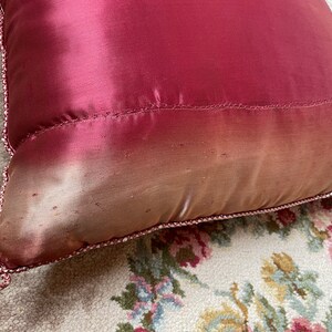 vintage Chinois Carré Dragon Faded Rouge Rose Soie Coussin Oreiller Oreillers Lit Chaise Canapé vers les années 1970 / EVE image 8