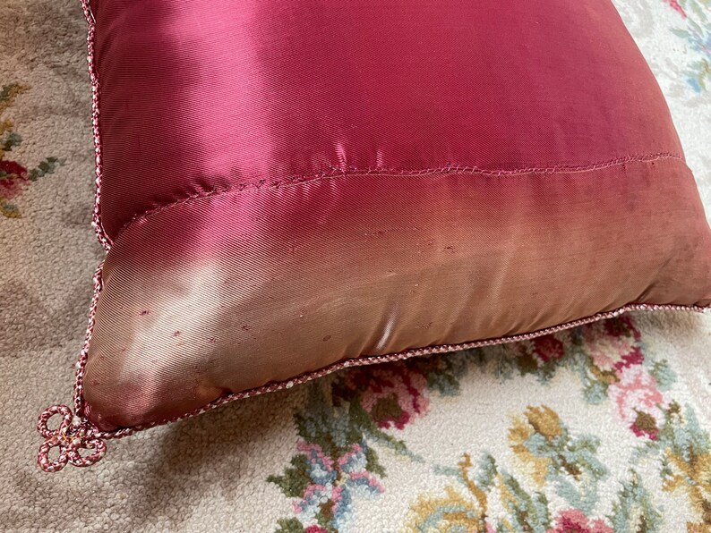 vintage Chinois Carré Dragon Faded Rouge Rose Soie Coussin Oreiller Oreillers Lit Chaise Canapé vers les années 1970 / EVE image 8