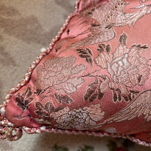 vintage Chinois Carré Dragon Faded Rouge Rose Soie Coussin Oreiller Oreillers Lit Chaise Canapé vers les années 1970 / EVE image 5