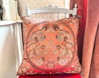 vintage Chinois Carré Dragon Faded Rouge Rose Soie Coussin Oreiller Oreillers Lit Chaise Canapé vers les années 1970 / EVE