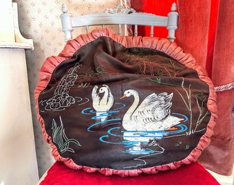 Antique Français Paire de Cygnes sur Lac Peint à la Main et Brodé Marron Rose Satin Oreiller Coussin Canapé Lit Chaise ou Canapé vers 1910-20's / EVE