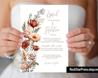 Puede incluir: Invitación de boda con un diseño floral que presenta un ramo de flores rojas, naranjas y blancas. La invitación dice "April Hawthorne & Holden Poole  Solicitan el placer de su compañía para celebrar su matrimonio Sábado | 3 | Junio Dos mil veinte-XXXX Seis en punto de la tarde The Power Ranch Barn 3597 Ranch House Parkway Gilbert, AZ 85297 Recepción a continuación"