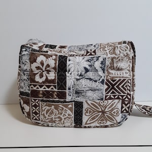 Może przedstawiać: Brązowa i biała torba na ramię z motywem hawajskim. Torba zawiera różne wzory geometryczne i obrazy palm, kwiatów i mostu.