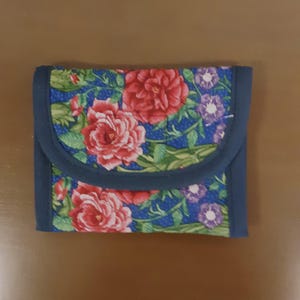 Cartera acolchada de tres pliegues con estampado de rosas, rojo y verde azulado