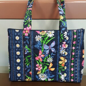 Monedero acolchado con estampado de mariposas y flores en azul