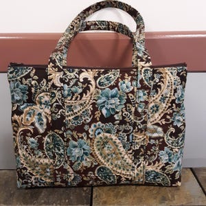¡Brillante! Bolso de mano acolchado con estampado de cachemira, dorado brillante y rosas azules sobre fondo marrón