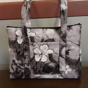 Monedero acolchado con estampado floral en blanco, gris y negro