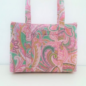 Monedero acolchado con estampado de cachemira en rosa, verde y blanco