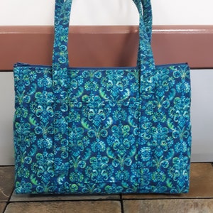 ¡Brillante! Bolso acolchado con estampado de destellos en azul marino, verde azulado y dorado