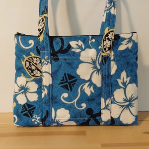 Bolso de mano acolchado con estampado hawaiano de tortugas marinas y flores azules y blancas