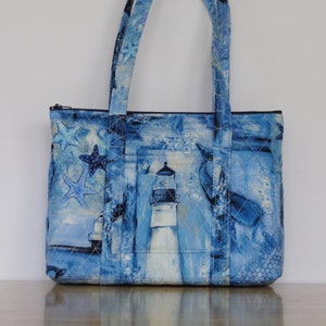 Bolso de mano acolchado con estampado de ballenas, estrellas de mar, azul marino y blanco