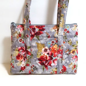 Monedero acolchado con estampado floral gris rojo amarillo blanco verde