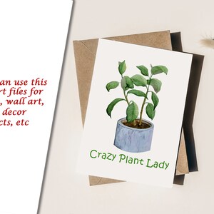 Op de afbeelding: Een witte kaart met groene tekst die "Crazy Plant Lady" zegt. Boven de tekst staat een aquarel-illustratie van een plant in een pot met groene bladeren.