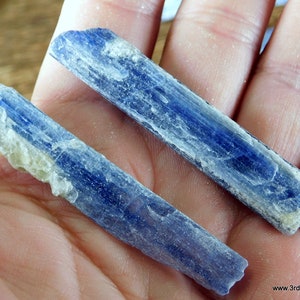 Blauw kyanietmes, ruw kyanietkristal, natuurlijk kyanietmes