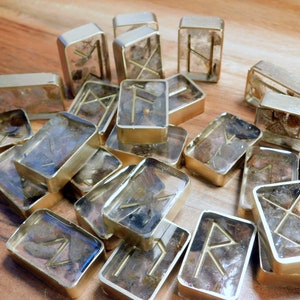 Ensemble de runes de jardin en quartz rutilé, diseuse de bonne aventure en or doré futhark ancien, lectures psychiques, outil divinatoire d'orgone de rune de cristal