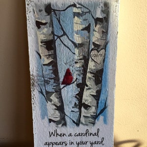 Puede incluir: Un letrero de madera con una imagen pintada de tres abedules y un cardenal rojo. El letrero tiene el texto "When a cardinal appears in your yard, it's a visitor from Heaven." y la fecha "1/29/13" escrita en &eacute;l.