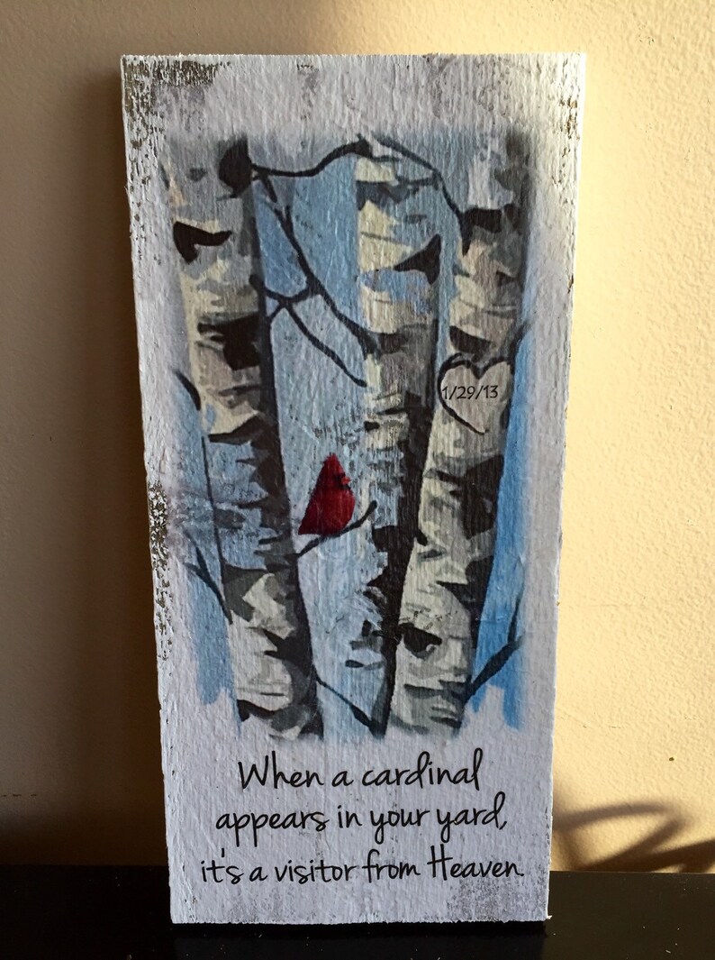 Puede incluir: Un letrero de madera con una imagen pintada de tres abedules y un cardenal rojo. El letrero tiene el texto "When a cardinal appears in your yard, it's a visitor from Heaven." y la fecha "1/29/13" escrita en &eacute;l.