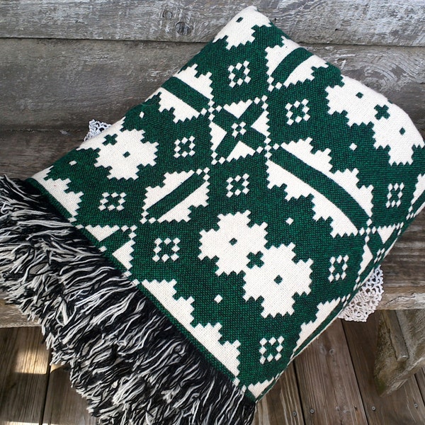 Vintage Green and White with Fringe Wool Coverlet Blanket, 70" x 92", "Mystic Valley Traders", Welsh, Twin Bedding, Geometric Pattern, UK